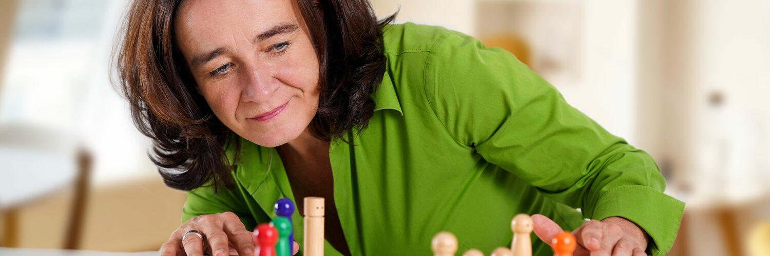 Foto von Desiree Heiden, Coach, Beraterin und Trainerin für verantwortungsvolle Persönlichkeitsentwicklung und Organisationsentwicklung mit Coaching und Training. Hier bei der systemischen Aufstellung.